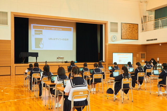 小学生プログラミング教育必修化、東京の専任講師がリモートで実施した仙台白百合学園小学校の初授業をレポート