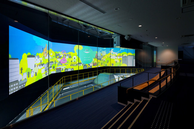 「リサイクルの森」見学設備をトータルにデザイン、幅22mの大型スクリーンに迫力のCGコンテンツを表示（シンク・デザイン）