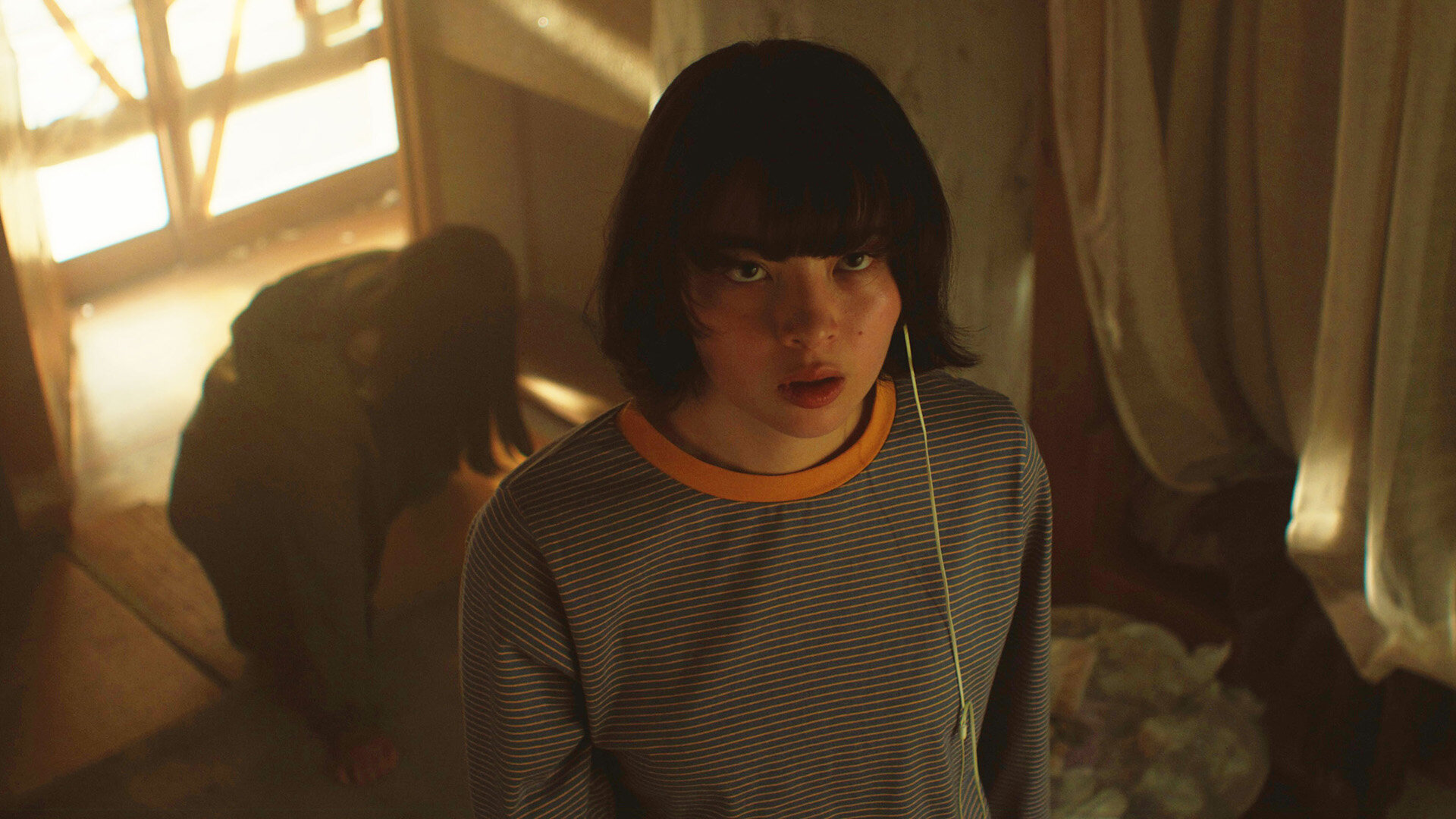 細部までこだわりぬくことで、荒唐無稽な設定にリアリティを宿す｜映画『インビジブルハーフ』