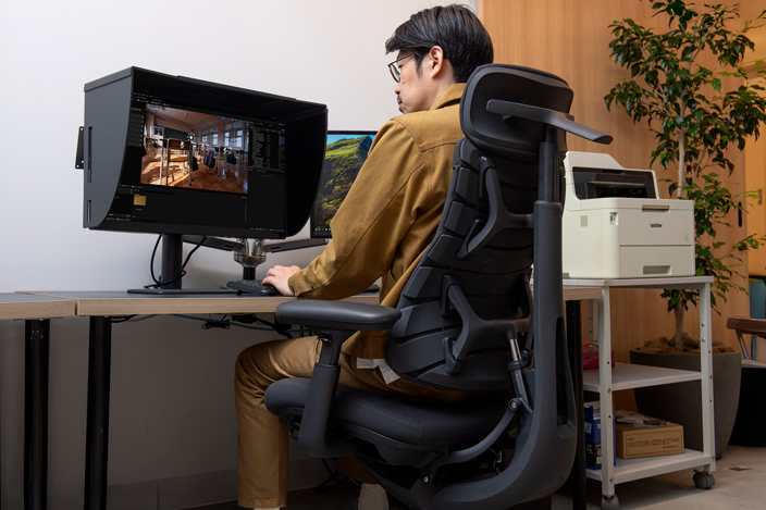 メッシュ一択だった椅子選びを変えた1台。モデリングブロス 今泉隼介が「LiberNovo Omni Pro」を組み立てから検証